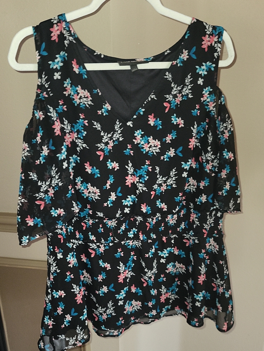 Label view of women's top